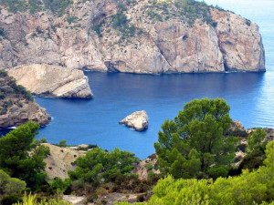 Ibiza Yachtcharter: Schmugglerbucht - Scheinbar tausende Kilometer vom Ibiza der Regenbogenpresse entfernt