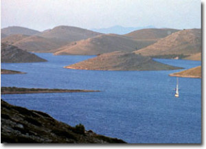 Nord Dalmatien Kornaten Yacht Charter - Hügelig-karge Eilande zwischen tiefblauem Wasser
