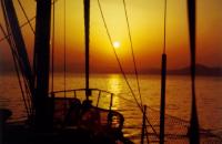 Jachtcharter Balearen - Karibische Gefühle: Sonnenuntergang in einer Bucht bei Cala es Caló