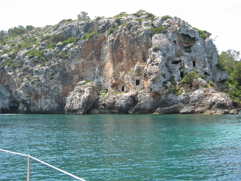 Mallorca Jachtcharter - Cala Covas - Die Felswände sind mit Höhlen gespickt