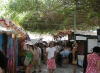 Yachtcharter Ibiza / Formentera: In Las Dalias bummelt man im Halbschatten unter Weinlaub