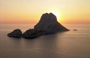 Charter Ibiza / Formentera: Die Untiefe La Bota liegt  nahe der Felseninsel Es Vedra