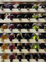 Yacht Charter Griechenland - Griechische Flaschenweine im Weinregal