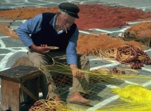 Ägäis Yachtcharter - Heimische Fischer ziehen Kalamare, Sepien oder Kraken aus dem Wasser