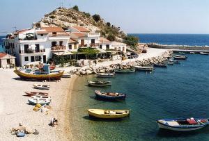 Dodekanes Charter: Das Fischerdorf Kokkari auf Samos mit vielen Kafeneions und Tavernen
