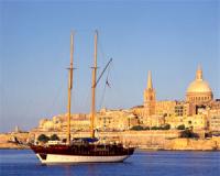 Charter Malta - Segeln vor großer Architektur