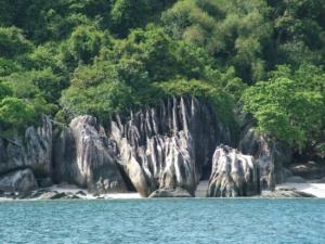 Malaysia Charter: Typisch für dieses Revier sind die bizarren Felsformationen an der Küste