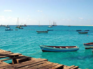Kapverden Yachtcharter - Azurblaues Wasser und alte Fischerboote - das sind die Kapverden