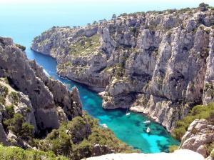 Südfrankreich Yachtcharter - Calanque d`en Vau - Bis zu 420 Meter ragen die zerklüfteten Felsklippen steil aus dem funkelnden Wasser