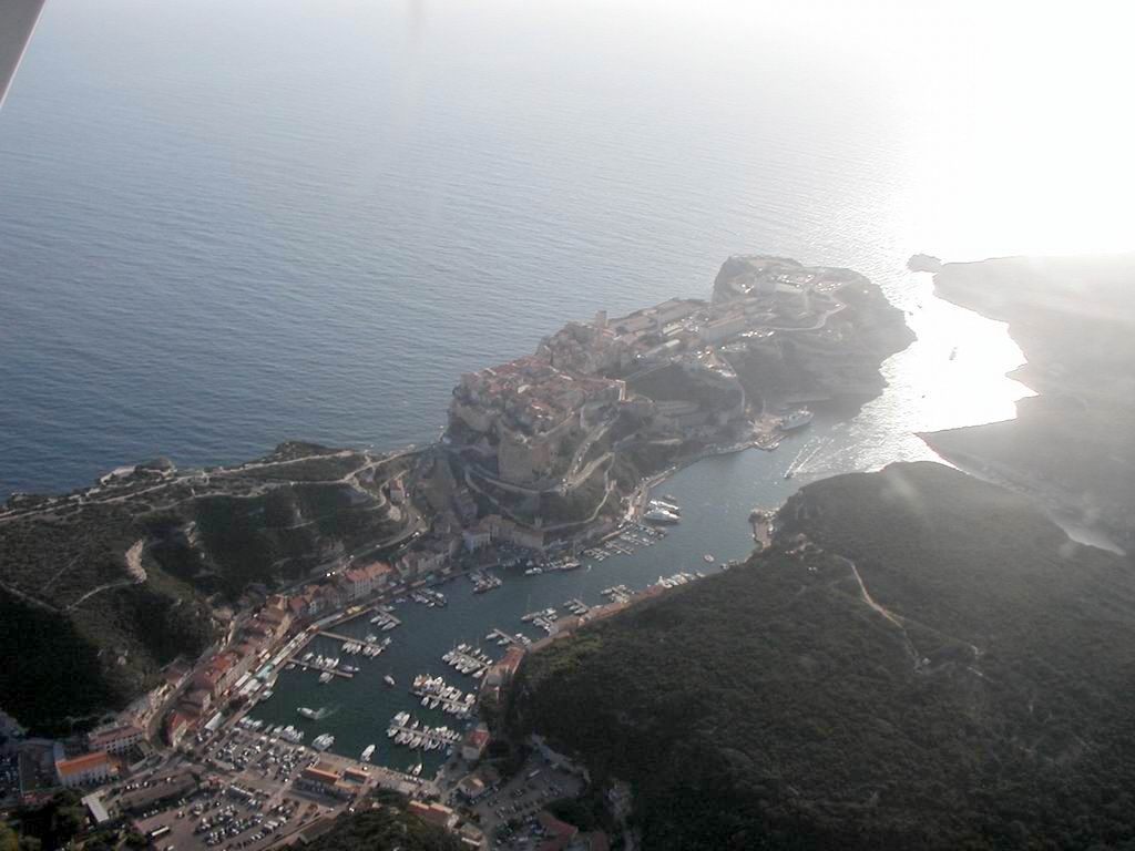 Korsika Bootscharter: Bonifacio - Auf den Kreidefelsen thront die Altstadt 