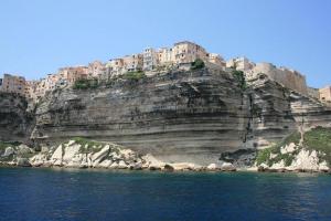 Yachtcharter Korsika: Die Altstadt thront auf den steilen Felsen