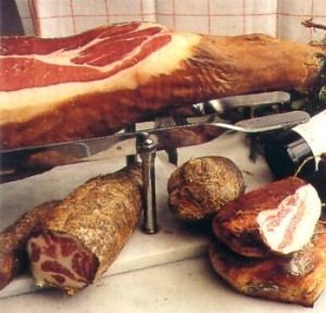 Korsika Charterboot - Charcuterie: Schinken von Schweinen, die sich fast nur von Esskastanien und Eicheln ernären