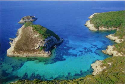 Korsika Yachtcharter - Südostküste Korsikas: Inseln und romantische Ankerbuchten