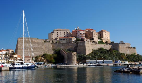 Korsika Yacht Charter: Calvi - Imposant thront die Zitadelle über dem Yachthafen