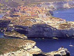 Korsika Yacht Charter - Bonifacio: Hoch auf den Kreidefelsen thront die Zitadelle