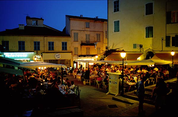 Korsika Yachtcharter - Calvi: Die wunderschöne Altstadt bietet eine Reihe guter Restaurants