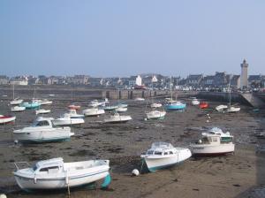 Charter Bretagne: Manchmal fallen bei Ebbe ganze Häfen trocken