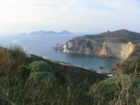 Charter Neapel: Blick von Ponza nach Palmarola