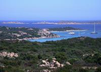Yachtcharter Sardinien: Die vielen Inseln sind ideal zum Baden