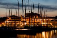 Yachtcharter Sardinien: Luxus vor Anker in der Marina des YCCS