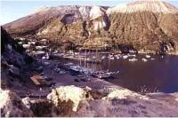 Yachtcharter Äolische Inseln: Vulcano mit heißen Quellen und Schwefelbädern