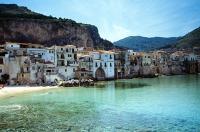 Yachtcharter Sizilien: Cefalu - malerische Häuser und sanfte Hügel
