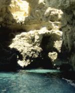 Yachtcharter Portugal: Felswand im Sonnenlicht