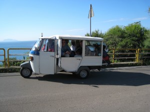Italien Charter: Taxi zum Flughafen - Ein Dreirad mit 7 Sitzen und Gepäckabteil