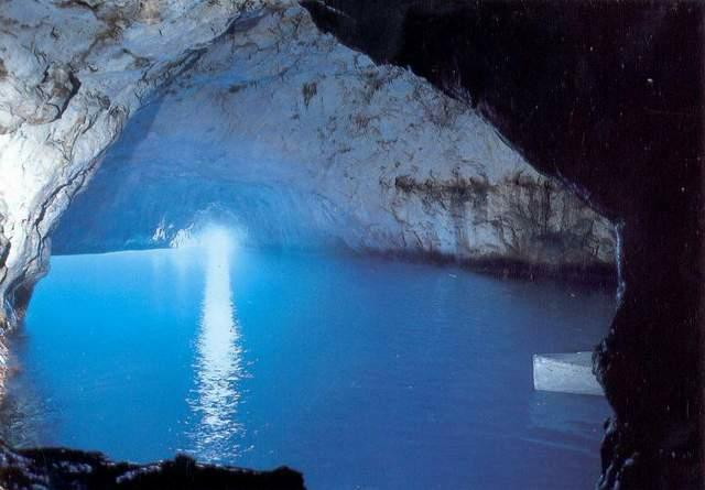 Neapel Yachtcharter - Grotta Azzurro: Spektakulär schöne Grotte auf Capri