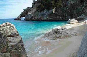 Sardinien Charter - Buchten: Das Wasser schimmert in allen Farben von smaragdgrün bis tiefblau