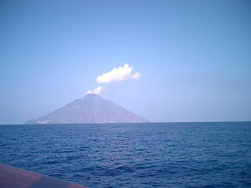 Sizilien Yachtcharter - Stromboli: Der aktive Vulkan spuckt fast täglich Rauch und Lava