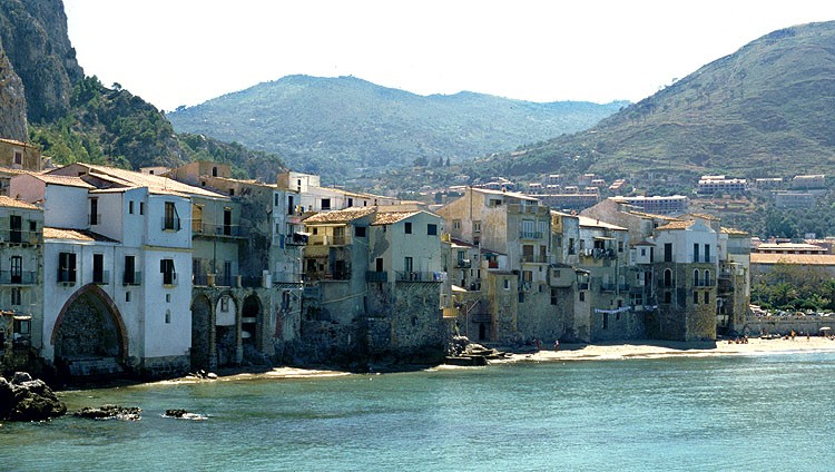 Sizilien Yachtcharter - Cefalu: Die malerischen Häuser sind umrahmt von sanften Hügeln