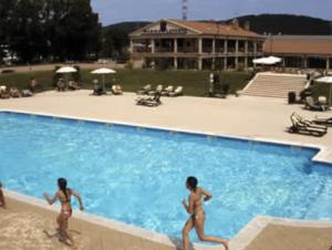 Charter Italienische Adria: Die Marina verfügt über Pool, Restaurant und Bar 