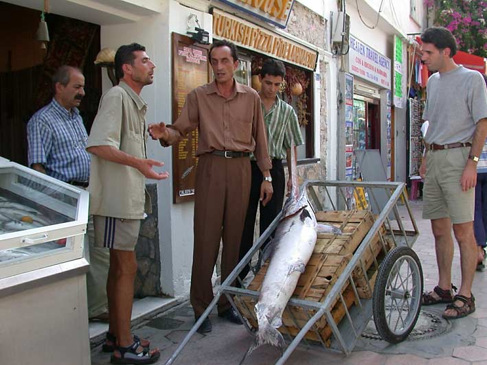 Türkei Jachtcharter - Handel auf Türkisch: Ein Restaurantbesitzer feilscht mit einem Fischhändler über einen Schwertfisch