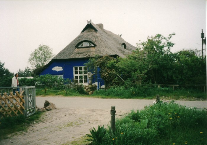 Ostsee Bootscharter: Dörfliche Idylle auf Hiddensee - Reetdachhäuser und ungepflasterte Wege