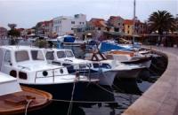 Yachtcharter Kroatien: Adria - Istrien - Hafenort mit historischer Altstadt