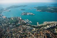Yachtcharter Istrien: Die ACI Marina Pula liegt mitten im Stadthafen