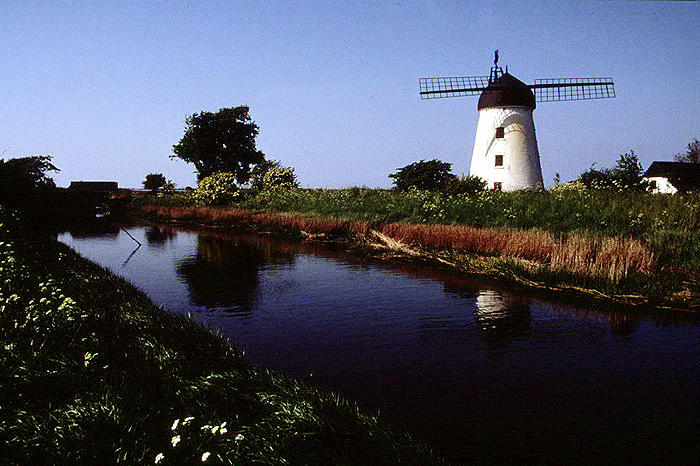 Dänemark Yacht Charter - Windmühle, Wasser und saftige grüne Wiesen