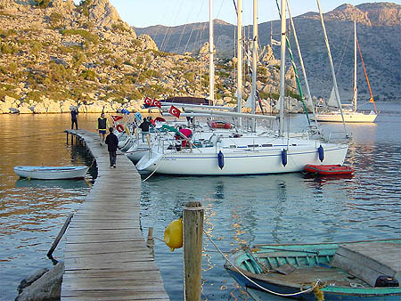 Türkei Charterboot - Bozukkale: Kleiner Steg eines Restaurants im Naturhafen