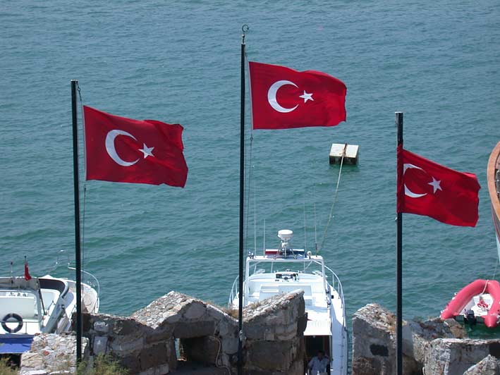 Türkei Charter: Die türkische Flagge knattert im Wind