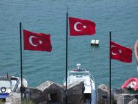 Charter Türkei: Die türkische Flagge knattert im Wind