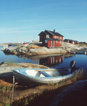 Schweden Yacht Charter - Schären: Typisch für die Inselwelt sind die roten Häuser auf felsigem Grund