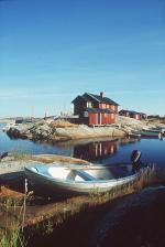 Yacht Charter Schweden: Schären - Typisch für die Inselwelt sind die roten Häuser auf felsigem Grund