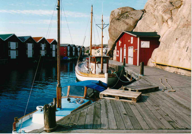 Schweden Bootscharter - Rotbraune Fischerschuppen sind gekonnt in die Felsen gearbeitet