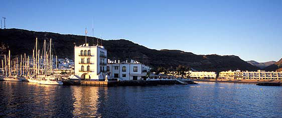 Gran Canaria Yachtcharter: Anlegestelle in der Dämmerung 