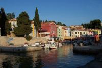 Bootscharter Kvarner: Veli Losinj liegt malerisch zwischen grünen Hügeln