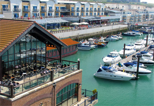 England Ärmelkanal Charterboot - Die Brighton Marina ist die größte Englands