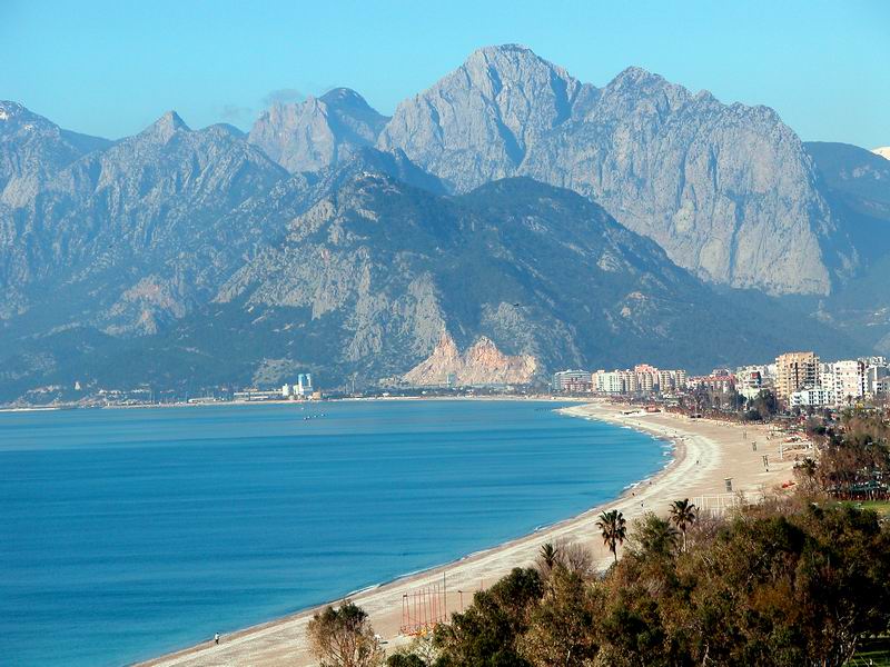 Türkei Bootscharter - Direkt hinter Antalya erheben sich die Gipfel des Taurusgebirges