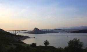 Istrien Kvarner Charter - Krk: Eine Brücke verbindet die Insel mit dem Festland