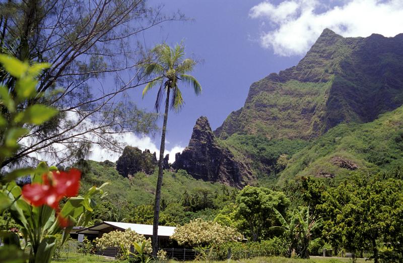 Tahiti Yacht Charter - Moorea: Üppige Vegetation und imposante, steil aufragende Berge